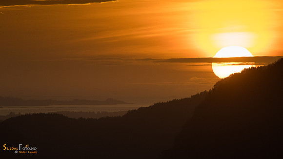 Solnedgang utover fjorden