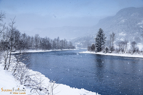 Snøvær over Suldalslågen